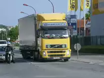 Vorschriftsm��ig an der Haltelinie wartete dieser Volvo Sattelzug,am 27.Mai 2013,an einer Kreuzung in Bergen/R�gen.