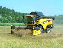 Mhdrescher (NewHolland_CX760) hat nur noch ein  Bschel  Raps am Feld abzuernten; Neuhofen/Innkr. 080716