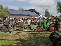 Demonstration einer Dreschmaschine, sie wird vom Traktor �ber einen Transmissionsriemen angetrieben.

Treckertreff Aldekerk, 13.5.12 