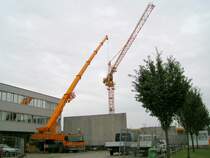 LIEBHERR- Auto- u. Turmdrehkran beim Versetzen von Fertigbetonwnden beim HTL-Zubau in RIED i.I.; 080617