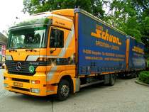 ACTROS einer Ungarischen Spedition am Hof einer Volksschule in Ried i.I.; 080718