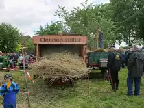 Demonstration einer Dechentreiter Dreschmaschine. Alle schauen gespannt zu, nur den Jungen interessiert etwas anderes... 

Treckertreff Aldekerk, 13.5.12 
