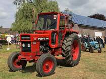 Ein Volvo BM 2250 kurvt ber das Gelnde des Treckertreffs Aldekerk, 13.5.12 