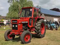 Ein Volvo BM 2250 kurvt �ber das Gel�nde des Treckertreffs Aldekerk, 13.5.12 