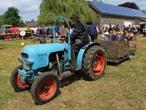 Trecker-Fahrten zur Kinderbelustigung auf dem Treckertreff Aldekerk, 13.5.12 
Leider war der Fahrzeugtyp nicht feststellbar.