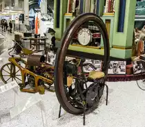 Motorrad nur mit einem Rad, also ein Einrad Motorrad. Baujahr: 1894 (Paris), Durchmesser: 1,7M. Foto: Auto und Technik Museum Sinsheim am 17.11.2012
