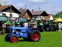 ZETOR-T25, Baujahr 1955, passiert einige Traktoren neueren Erzeugungsdatums; 130518