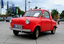 Vespa 400 von Piaggio.  in guten Zustand, hat 13 PS und schafft 85 km/h.
Aufnahme am 30.5.2013 am Aachener Tivoli (Mercedes Treffen)