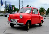 Vespa 400 von Piaggio.  in guten Zustand, hat 13 PS und schafft 85 km/h.
Aufnahme am 30.5.2013 am Aachener Tivoli (Mercedes Treffen)