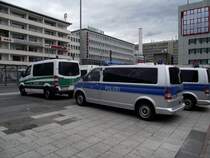 Ein VW T5 und ein Mercedes Benz Sprinter der Bereitschaftspolizei am 31.05.13 in Frankfurt am Main 