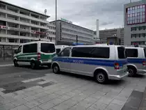 Ein VW T5 und ein Mercedes Benz Sprinter der Bereitschaftspolizei am 31.05.13 in Frankfurt am Main 