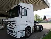 ACTROS-1844 wartet beim Beschriftungszentrum Ried auf seine Versch�nerung; 130428