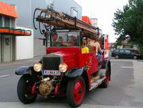 MAX wird er liebevoll genannt;  
Lschfahrzeug Marke Austro Fiat mit dem Baujahr 1931, 
(Das Fahrzeug befindet sich noch im Originalzustand, und kann fr Fahrten gemietet werden)
hier anlsslich des Tages d. offenen Tr FF-RIED i.I. 061001