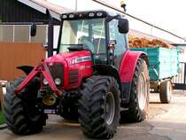 MF-6460 mit einem Mistbeladenem Einachshnger vor den FIH-Stallungen in RIED i.I.; 080718