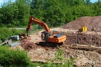Hitachi der Firma  SCHOLTEN  steht an der Baustelle Durchstich B27 in der Gemarkung von 36100 Petersberg-Marbach, Juni 2013