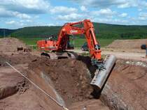 Liebherr-Bagger der Firma  VORWERK  an der MIDAL-Pipelinebaustelle in 36100 Petersberg-Marbach, Juni 2013
