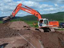 Liebherr-Bagger der Firma  VORWERK  an der MIDAL-Pipelinebaustelle in 36100 Petersberg-Marbach, Juni 2013
