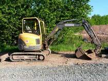 Volvo ECR 38 der Firma  Kassecker  an der Laugenleitung von K&S in der Gemarkung von 36100 Petersberg-Marbach, Juni 2013