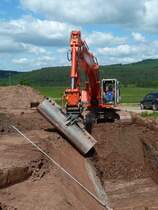 Liebherr-Bagger der Firma  VORWERK  an der MIDAL-Pipelinebaustelle in 36100 Petersberg-Marbach, Juni 2013