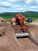 Liebherr-Bagger der Firma  VORWERK  an der MIDAL-Pipelinebaustelle in 36100 Petersberg-Marbach, Juni 2013