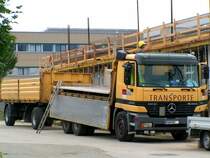 ACTROS 2543 Hngerzug, liefert Fertigbetonteile zur Grobaustelle nach RIED i.I.; 080718