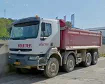 LKW Renault Kipper, abgestellt am Wegesrand am 02.06.2013.