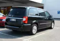 Heckansicht mit der gro�en Klappe des LANCIA Voyager in schwarz am 08.06.2013

