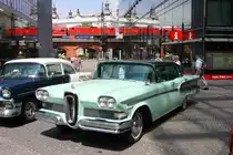 Oldtimer und Eisenbahn hier in Berlin Nahe Kudamm am 8.6.2013!
Der gr�ne Ford Edsel ist wahrlich ein Schmuckst�ck. Man sieht ihm
seine rund 55 Jahre nicht an.
Bei der genauen Typisierung tue ich mich schwer. Ich habe ihn als Ranger
eingestuft. Wer genaueres wei�, melde sich bitte.