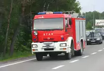 Polnischer Star Feuerwehr Wagen hier auf der Fahrt bei Lebork am 3.6.2013. 