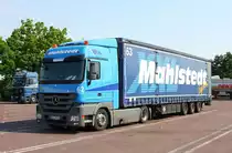 Mercedes Actros 1844 mit Aufschrift  Mahlstedt  auf dem Parkplatz
des Autohof Thee�en am 9.6.2013