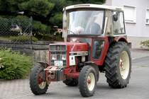 Dietmar und Florian sind ebenfalls beim Sonntagsausflug der Marbacher Traktorenfreunde mit dem IHC 633 dabei. Aufnahme am 20.07.08 in 36100 Petersberg-Marbach