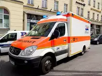 MB-Rettungswagen von MKT braust mit Blaulicht u. Folgetonhorn zu einem Einsatzort in M�nchen; 130607