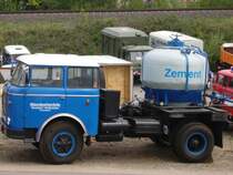 Skoda Zugmaschine mit Zementsiloaufbau beim Nutzfahrzeugtreffen in Werdau 2007. Der Skoda gehhrt den Oldtimerfreunden vom Kraftverkehr Krotschen-Rothensehma