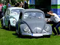 VW-K�fer im Doppelpack erhalten bei der Oldtimerveranstaltung in Andorf erste Anweisungen; 130518