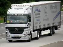 Ein Mp2 Actros Megaspace auf der Autobahn A5 bei Frankfurt Flughafen.