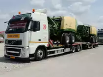 VOLVO-FH von vincentlogistics steht mit einer Ladung landwirtschaftlicher Ger�te am Messegel�nde in M�nchen, 130607