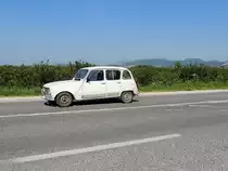 Renault-R4 braust durch die kroatische Gegend bei VRGORAC; 130424