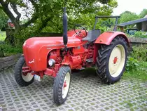 Das ist Franz. Ein Porsche Super Diesel Schlepper, mit 3-Zylinderdieselreihenmotor. Je nach Modellvariante wurde ein Motor mit 2.467 cm� oder 2.625 cm� verbaut, die dann 38 bzw. 40 PS leisteten. Am 29.05.2013 auf dem Hof eines Essener Landwirtes.
