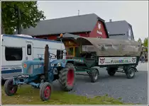 Lanz Bulldog mit Planwagen, abgestellt beim Camping  Fuussekaul , aufgenommen am 16.06.2013. Mit diesem Gef�hrt werden kleine Rundfahrten mit den Campingg�sten in der n�heren Umgebung unternommen. 