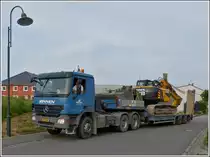 Mercedes Benz Actros Schwertransport mit Tieflader welcher mit einem JCB Raupenbagger beladen ist. Der Fahrer dieses Schwertansportes hatte keine Probleme sein Fahrzeug r�ckw�rts in eine schmale Gasse zu lenken.  17.06.2013
