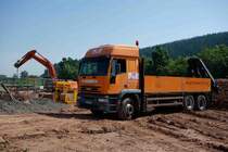 Iveco 260 E4Z der Firma  SCHOLTEN  mit Hiab-Ladekran steht an der Baustelle der MIDAL-Gaspipeline in der Gemarkung von 36100 Petersberg-Marbach, Juni 2013