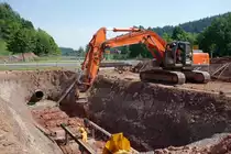 Hitachi Zaxis 350 der Firma  SCHOLTEN  bei Demontagearbeiten an der MIDAL-Gaspipeline in der Gemarkung von 36100 Petersberg-Marbach, Juni 2013
