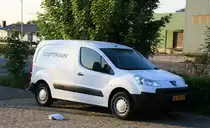 Ein Peugeot vom einem Captrain Lokf�hrer steht in Aachen-West in der Abendsonne am 6.6.2013.