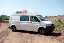 VW T5 der Firma  SCHOLTEN  steht an der Baustelle der MIDAL-Gaspipeline in der Gemarkung von 36100 Petersberg-Marbach, Juni 2013