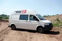 VW T5 der Firma  SCHOLTEN  steht an der Baustelle der MIDAL-Gaspipeline in der Gemarkung von 36100 Petersberg-Marbach, Juni 2013