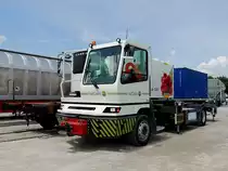 Terminal-Mover3000 von rail-care holt sich bei einer Vorf�hrung anl�sslich der Transport-Logistic2013 einen Container vom Waggon; 130607