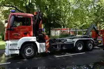 WLF 5-1 der Berufsfeuerwehr K�ln mit Atlas Ladekran, K-LN 3857, MAN TGS 28.440, Bj. 2012, Funkrufname 05.65.01, mit ausgefahrenem Hakenlift nach Absetzen des AB  Versorgung  bei einem Einsatz am 20.06.2013.