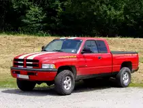 DODGE RAM1500-V8, auf einem Wiesenparkplatz; 130622