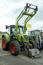 Claas Axion mit Frontlader ausgestellt am  Tag der offenen T�r  anl. Neuer�ffnung der CLAAS-Niederlassung in H�nfeld-Michelsrombach, Juni 2013