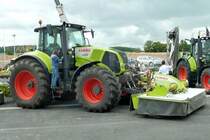 Claas Axion 850 mit Frontm�hwerk ausgestellt am  Tag der offenen T�r  anl. Neuer�ffnung der CLAAS-Niederlassung in H�nfeld-Michelsrombach, Juni 2013
